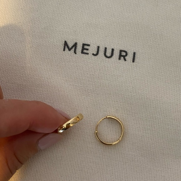 Mejuri Small Bold Hoops 14k Yellow Gold - Picture 3 of 4
